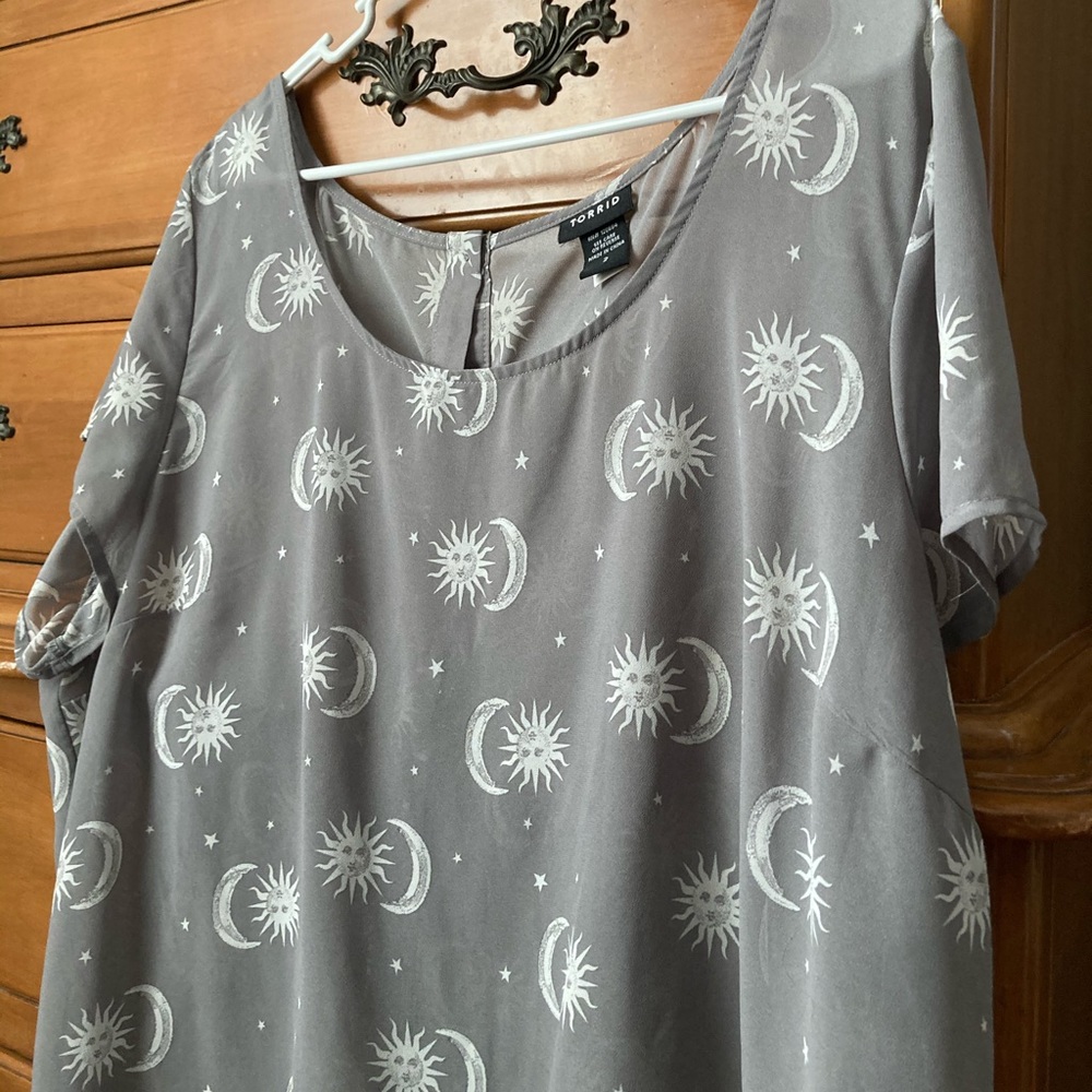 torrid Gray Moon & Sun Print Blouse
